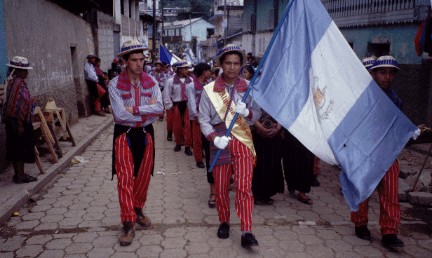 独立記念日にグアテマラ国旗をもち行進する