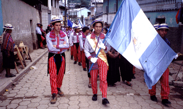 独立記念日にグアテマラ国旗をもち行進する